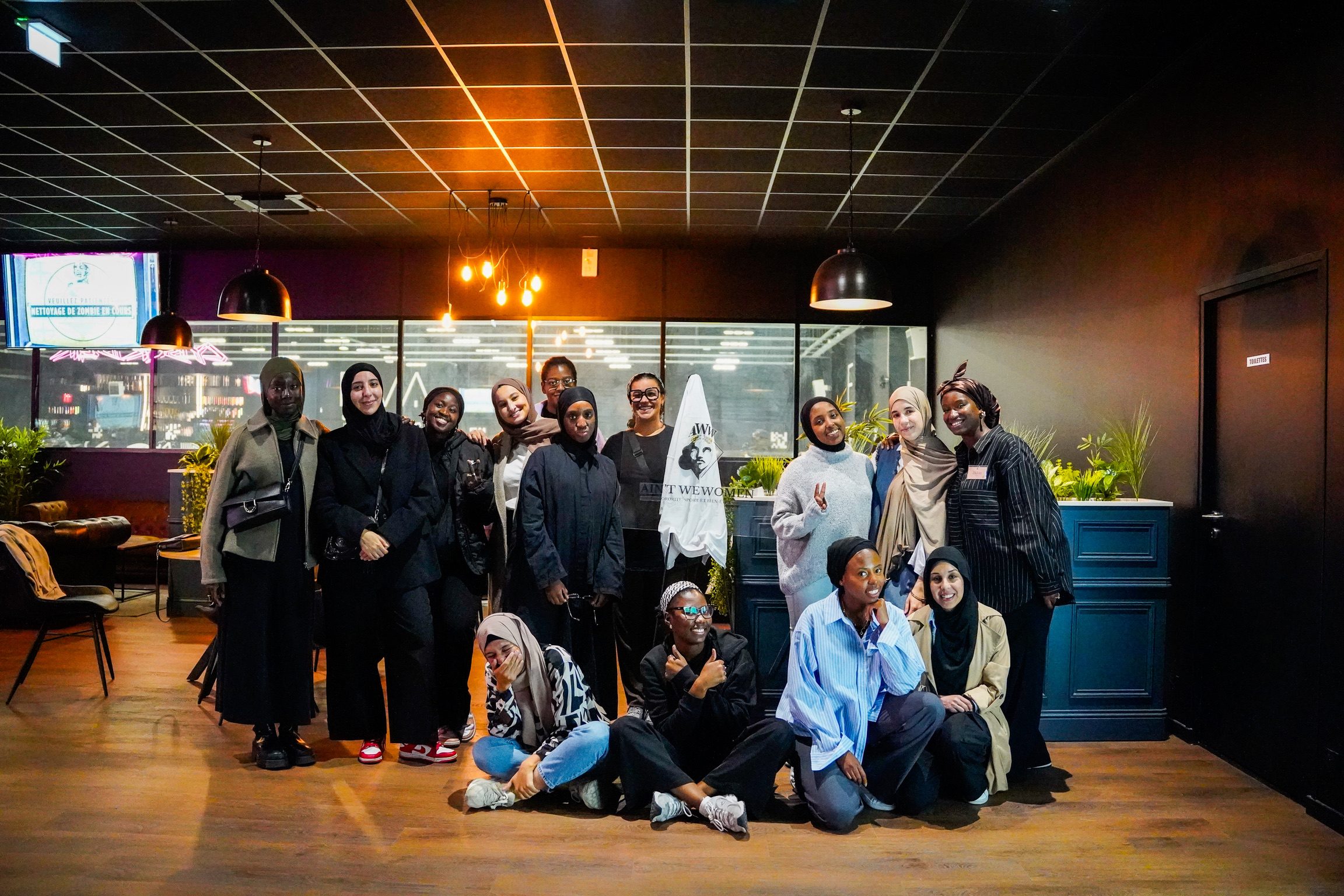 Grande photo de groupe lors d'une soirée communautaire AWW